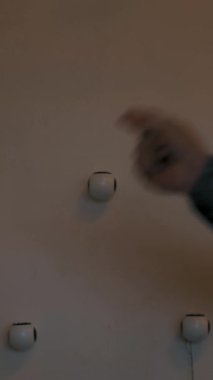 Avizeler. Lambaları yakıyorum. Yakın plan. Erkek eli parmağını şaklatır ve ışık yanar..