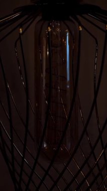 Lambayı kapat, avize. Yakın plan. Edison filamanlı ampul. Parlayan lamba. Edison filamanlı klasik tip lamba kapanıyor ve açılıyor..