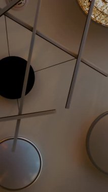 Dükkanda avizeler. Birçok modern lamba, mağazanın tavanında avizeler asılı. Çalışıyorlar. İç tasarım için çeşitli aydınlatma araçları.