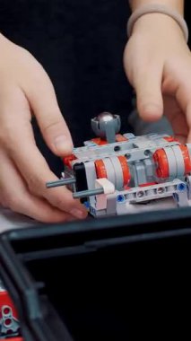 Eğitimdeki çizimlere göre, öğrenciler tasarımcıyı kullanarak bir cihaz yaratıyorlar. Robot Bilimi Okulu, Kök Eğitimi.