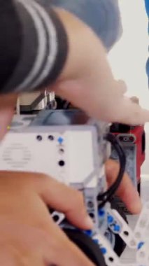 Yakın plan, çocuklar tasarımcının küçük parçalarından yapılmış arabalarla oynuyorlar. Robotik okulunda bir tasarımcıdan alınan makinelerle ilgili eğitici bir ders. Kök eğitim.