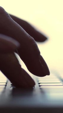 Beyaz masadaki dizüstü bilgisayarda çalışan ve daktilo kullanan bir iş kadınının yakın plan görüntüsü.