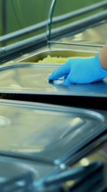 yakın çekim, vitrin kendi kendine hizmet çeşitli yemekler ile Restoran, açık büfe işçi kapsar buğday lapası, patates püresi, et suyu ile sebze güveç yemekleri sos