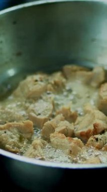 yakın çekim, aşçı soba üzerinde farklı gıdalar hazırlar. bir tavada et Pan stews Soğan ve havuç, o farklı malzemeler ile Modern bir mutfak işlerinde Profesyonel Chef pişirir