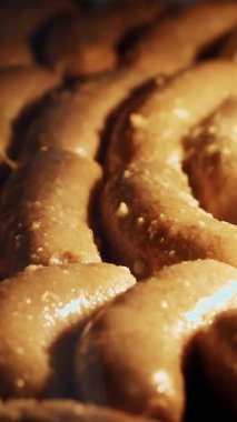 yakın çekim, ev yapımı sosis pişirme sürecinde büyük bir endüstriyel fırın, bir endüstriyel lokanta mutfağı. Lezzetli ev yapımı sosis fırında pişmiş