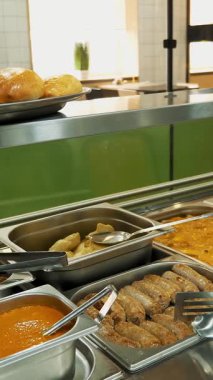 yakın çekim, vitrin kendi kendine hizmet restoran yemekleri, buğday lapası, patates püresi, et suyu, sosis, mini pizza, turta, soslar ile sebze güveç, çeşitli