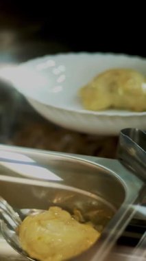 yakın çekim, kantin alt plaka üzerinde köfte bir bölümünü bırakır. Modern kantin, kafeterya, Restoran genel catering, Yemekhane,