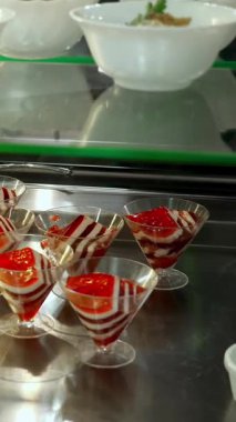 Yakın plan, salatalı ve jöleli gösteriler kantinde, yemekhanede, kafeteryada, büfe yemekhanesinde. Yemek servisi kantininde öğle yemeği.