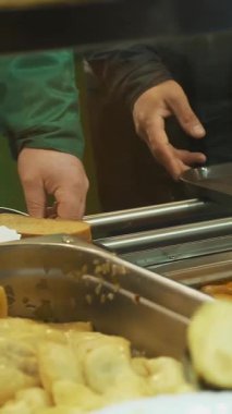 yakın çekim, vitrin modern kendini yemekleri ile hizmet kantin, kafeterya, yemekhane, fabrika çalışanları, kantinde yemek onlar yemek olarak servis fabrika kantin vardır