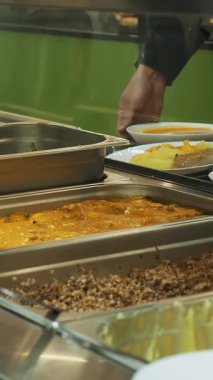 yakın çekim, vitrin modern kendini yemekleri ile hizmet kantin, kafeterya, yemekhane, fabrika çalışanları, kantinde yemek onlar yemek olarak servis fabrika kantin vardır