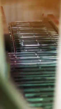 yakın çekim, ambalaj üretiminde taşıma bandı. Üretim hattı konveyör silindiri, Endüstriyel Üretim Silindirleri Çelik Kauçuk Bantlar Fabrika Taşıma Bantlı Konveyör Tornalama