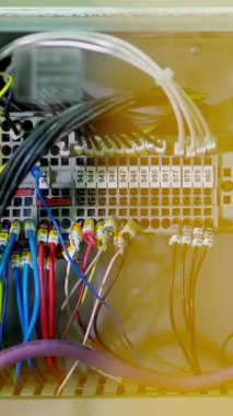 Endüstriyel ekipmanlar. Fabrika endüstrisinde denetleyici kutu ekipmanları elektrik