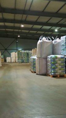 Tahıl deposu için büyük bir depo, mısır, ayçiçeği gibi tahıl ürünleri büyük boy poşetlerde ve paketlerde bulunur.