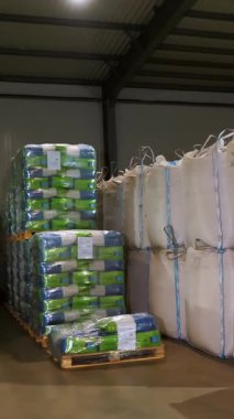 Tahıl deposu için büyük bir depo, mısır, ayçiçeği gibi tahıl ürünleri büyük boy poşetlerde ve paketlerde bulunur.