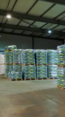 Tahıl deposu için büyük bir depo, mısır, ayçiçeği gibi tahıl ürünleri büyük boy poşetlerde ve paketlerde bulunur.