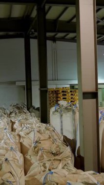 Tahıl deposu için büyük bir depo, mısır, ayçiçeği gibi tahıl ürünleri büyük boy poşetlerde ve paketlerde bulunur.