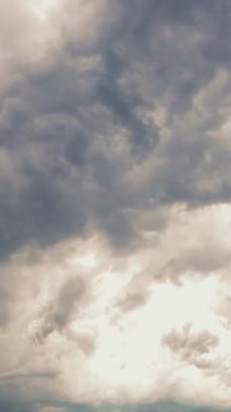 timelapse, bir fırtına önce gökyüzü. gök gürültüsü bulutlar, karanlık gökyüzünde toplama çalışıyor.