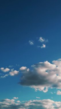 timelapse, beyaz, güzel bulutlar mavi gökyüzüne karşı çalışıyor.