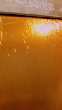 Close. özel bir makinede, açık sarı renk akar bir sıvı mobilya lake. mobilya cephelerinin vernik ile kapama