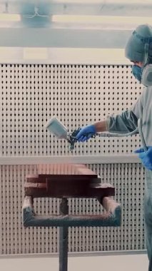 Adam koruyucu giysi ve maske, Boyama ahşap, Sprey kompresör, sprey tabanca, airbrush kullanarak Mdf mobilya detayları . Marangozluk boya dükkanı görünümü.