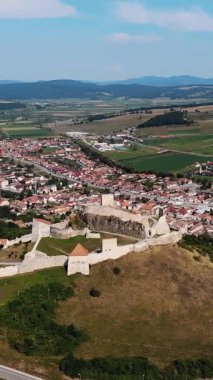 Havacılık. Antik şatonun panoramik manzarası, bir tepenin üzerine kurulmuş Rupea savunma kalesi. Kalenin eteğinde küçük bir kasaba var. Transilvanya, Romanya. Güneşli sıcak yaz günü