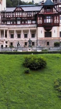 Peles Kalesi. Sinaia, Romanya. Kale güzel Karpat dağlarıyla çevrili..