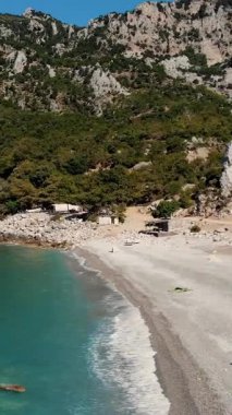 Havacılık. Yukarıdan bak. Güzel yaz deniz manzarası. Yunanistan 'ın Evia adasının Rocky plajları.