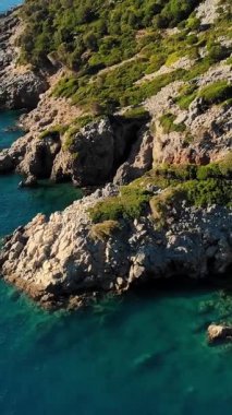 Havacılık. Yukarıdan bak. Güzel yaz deniz manzarası. Yunanistan 'ın Evia Adası' ndaki Rocky plajları. Deniz turkuazı, kayalıkların eteğinde mavi su, dağların arasında.