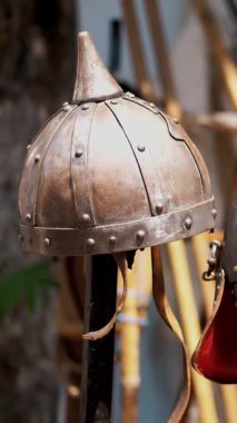 Yakın plan, şövalye miğferi, zincir zırh, zırh..