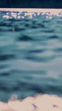 Soyutlama. Deniz suyuna çok yakın çekim ve güneş ışınlarının yansıması..