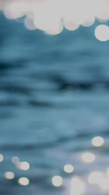 Soyutlama. Deniz suyuna çok yakın çekim ve güneş ışınlarının yansıması..