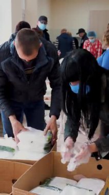 CHERKASY, UKRAINE, 18 Mayıs 2020: Gönüllüler, Covid19 'un tecridi sırasında fakir ve evsizlere bedava yemek ve beslenme çantaları hazırlıyorlar. Yardım projesi, bağış yardımı, yiyecek teslimatı.