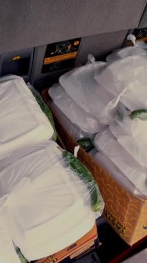 CHERKASY, UKRAINE, 18 Mayıs 2020: yakın plan, plastik beslenme çantaları ve karton kaplar içinde sadaka yemekleri arabaya yüklenir. Covid19 'a kapatılırken fakir insanlar için bedava yemek teslimatı. bağış yardımı