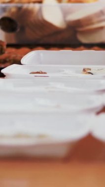 Yakın plan, tek kullanımlık eldivenler, yardım çantalarına sıcak yemek doldurur. Gönüllüler tarafından 19. koğuş boyunca fakir insanlara ücretsiz teslim edilir. Yemek servisi.