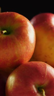 Üst Manzara. Koruyucu eldivenlerdeki gönüllüler bakkal paketleri, meyve ve sebzeleri tepsilere koyup kapatıyorlar. Coronavirus sırasında yemek servisi ve paket servisi. İnternetten alışveriş.