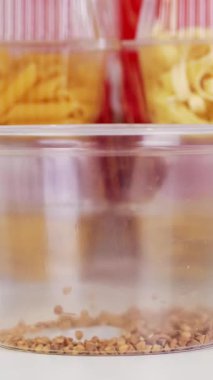 Üst Manzara. Koruyucu eldivenlerdeki gönüllüler bakkal paketleri, meyve ve sebzeleri tepsilere koyup kapatıyorlar. Coronavirus sırasında yemek servisi ve paket servisi. İnternetten alışveriş.