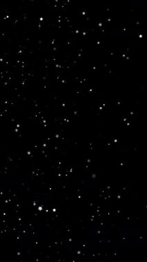 Soyut büyülü arkaplan. Parıldayan, parıldayan beyaz parçacıklar yıldız formunda siyah arkaplana düşüyorlar. Uçan, yanıp sönen yıldızlar parıldıyor. .