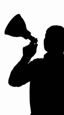 Protestocuların siyah silueti elinde bir megafon tutuyor, yeşil arkaplanda sloganlar atıyor. Eylemci protestoda, mitingde, gösteride