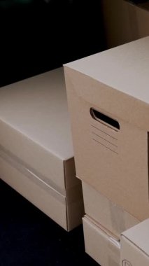 Yakın plan, erkek kurye, koruyucu maske, eldivenler, paketleri boşaltma, araba bagajındaki karton kutular. Kargo teslimat servisi karantina altında, koronavirüs salgını.