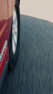 Yakın plan. Araba sürerken araba tekerleği. Araba gölgesi yolda..