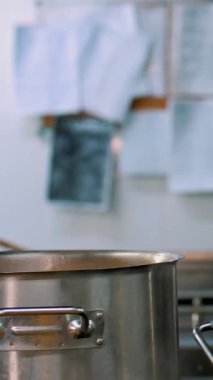 Kantinde yemek pişirmek. Yakın plan. Buhar büyük kaplardan çıkar. Sağlıklı gıda ve güvenlik kavramı. Matarayı yeniden aç.