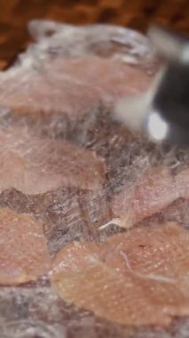 Yemek pişirmek. Yakın plan. Koruyucu eldiven takan bir adam pirzola yerine tavuk filetosu yiyor. Müşteriler için yemek hazırlar. Sağlıklı yemek. Gönüllü olmak ve yardım. Yeniden açılıyor. güvenlik kavramı.