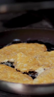 Yemek pişirmek. Yakın plan. Tavada kızarmış tavuk pirzolası. Sağlıklı yemek. Gönüllü olmak ve yardım. Yeniden açılıyor. güvenlik kavramı.