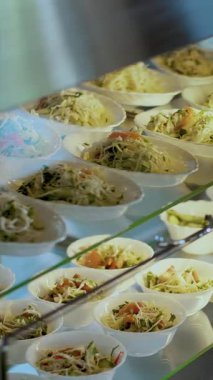 Yemek pişirmek. Yakın plan. Mutfak kafeteryasında açık büfe yemek, bir sürü salata. self-servis yiyecek vitrini. Sağlıklı yemek. Gönüllü olmak ve yardım. Yeniden açılıyor. güvenlik kavramı.