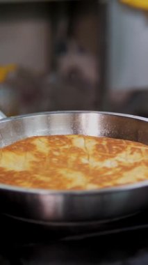 Yemek pişirmek. Yakın plan. Büyük tortilla, pide ekmeği ya da tavada kızartılmış krep. Sağlıklı yemek. Gönüllü olmak ve yardım. Yeniden açılıyor. güvenlik kavramı.