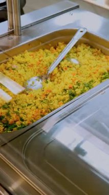 Yemek pişirmek. Yakın plan. Garson koruyucu eldivenlerle konteynırları yemeklerle, cam vitrinlerin arkasında, self servis kafeteryasında ya da açık büfede açar. Sağlıklı yemek. Gönüllü olmak ve yardım. Yeniden açılıyor. güvenlik kavramı.