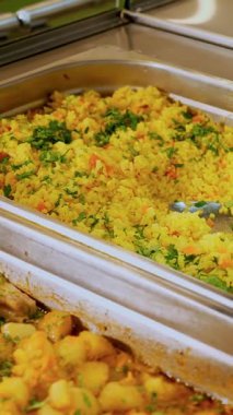 Yakın plan. Sergilenen vitrin, self servis kafeteryasında ya da açık büfede yeni hazırlanmış yemekler. Sağlıklı yemek. Gönüllü olmak ve yardım. Yeniden açılıyor. güvenlik kavramı