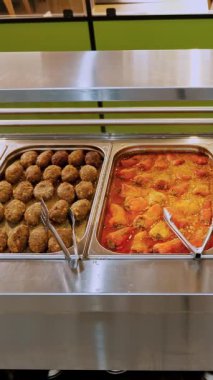 Yakın plan. Sergilenen vitrin, self servis kafeteryasında ya da açık büfede yeni hazırlanmış yemekler. Sağlıklı yemek. Gönüllü olmak ve yardım. Yeniden açılıyor. güvenlik kavramı