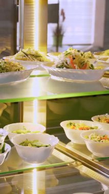 Kamu hizmeti kafeteryasında ya da açık büfede yeni hazırlanmış sebze salatalarının olduğu bir vitrin. Sağlıklı yemek. Gönüllü olmak ve yardım. Yeniden açılıyor. güvenlik kavramı