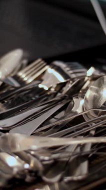 Yakın plan. Tepside bir sürü temiz çatal bıçak var. self servis kafeteryası ya da restoran, covid-19 'dan sonra yeniden açılıyor.
